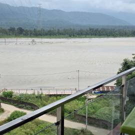 Veda- Luxurious 4BHK with Ganga & Hill View，位于瑞诗凯诗的酒店