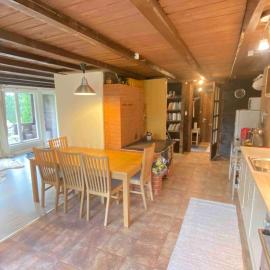 Cozy loghouse with sauna near a great sandy beach，位于Sõitme的酒店