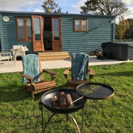 Ty Beti at Gorlan yr Efail Shepherds Hut with Private Hot Tub，位于霍利黑德的酒店