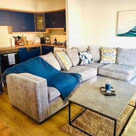 Lakeside Townhouse - Homely & Modern Holiday Home，位于基拉卢的酒店