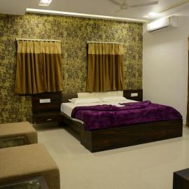 Sri Shivam Hotel，位于Gondia的酒店