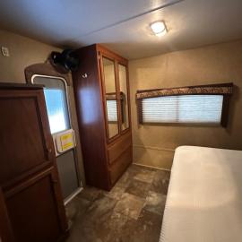 Rustic cozy couples summer stay，位于Little Current的酒店