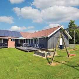 Cozy Home In Væggerløse With Sauna，位于博托比的酒店