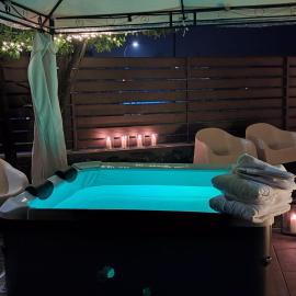 AgliChalet Bosco-Vasca idromassaggio privata, condivisa tra i due chalet, con parcheggio privato gratuito e colonnina ricarica auto veloce con supplemento，位于多莫多索拉的酒店
