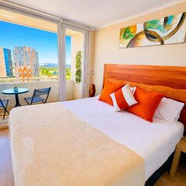 DEPARTAMENTO ACOGEDOR Y TRANQUILO en Chillán Centro, full equipado, ideal para descansar, Wifi y Estacionamiento，位于奇廉的酒店