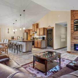 Brand New Farmhouse! A Little Slice of Rustic，位于鸽子谷的酒店