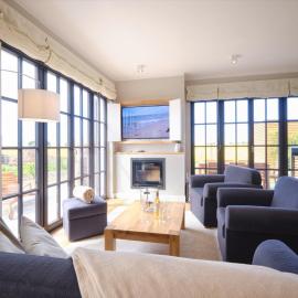 Reetland am Meer - LuxusPlus Reetdachvilla mit 4 Schlafzimmern, Außensauna, Loungebereich und Kamin H12，位于德兰斯克的酒店