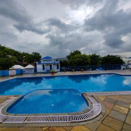 Hill View Villa 5bhk Nestled in the Hills of Aravali，位于Thūr的酒店