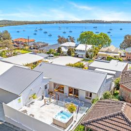 Sunset Views and Spa Nights – Lux Home Steps to the Beach，位于科莱特的酒店