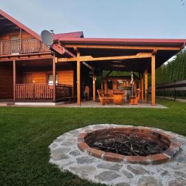 Ranczo Bieszczady 2 - Domek z Sauną i Jacuzzi，位于Mrzygłód的酒店