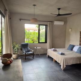 Entire Casita Ocean Breeze & Forest Calm，位于特隆戈内斯的酒店