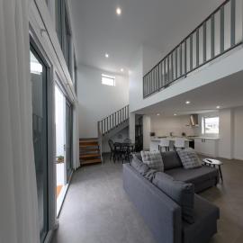 Private Mezzanine Bedroom, Soaring Ceilings, Sleeps 3, Walk to Cafes, 15 min to Bunbury，位于Australind的酒店