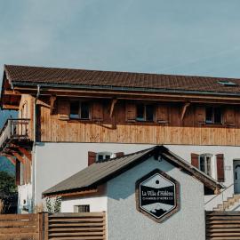 La Villa d'Hélène Chambre d'hôtes BnB - Cluses - Parking Voiture - Moto - Vélo，位于克吕斯的酒店