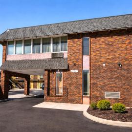 The Queen B Motel, Detroit-Warren，位于沃伦的酒店