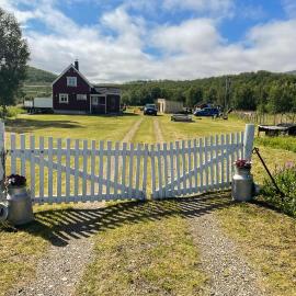 4 Bedroom Awesome Home In Indre Billefjord，位于Indre Billefjord的酒店