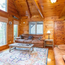 Hillside Loft Cabin- Hot Tub, WiFi, 20 mins from Natural Bridge，位于Campton的酒店