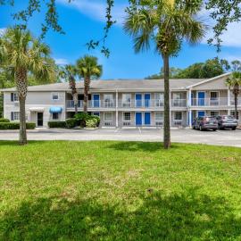 Homestay Inn and suites，位于Macclenny的酒店