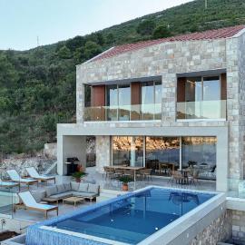 Beach Front Home In Vis With Sauna，位于维斯的酒店