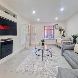 Cranberry House Stylish 3BR, 7 Guests Contractor with Cinema Room Near JLR NEC and Airport，位于Sheldon的酒店
