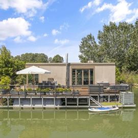THE ROOT your charming floating home，位于布拉迪斯拉发的酒店