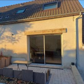 Gîte Gui's de 1 à 5 personnes avec piscine，位于莫讷的酒店