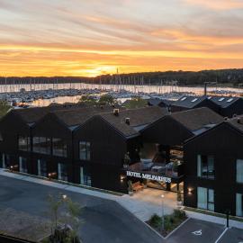 Hotel Melfarhus - Your modern self-service hotel at the marina，位于米泽尔法特的酒店