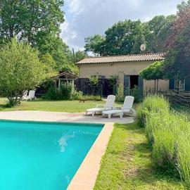 Belle maison de vacances indépendante, piscine et jardin privatifs & clôturés 30 minutes au sud Bordeaux，位于Origne的酒店