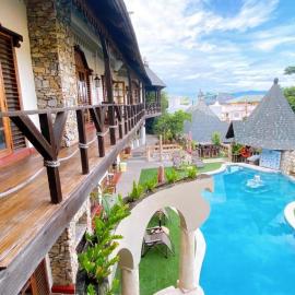 Hotel Tropicana Castle Sabang Mindoro，位于Sabang的酒店