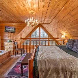 Couples or Fam Fun, King Bed, Pool Table, Jacuzzi, Hot Tub，位于加特林堡的酒店
