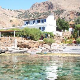 Taverna Akrogiali，位于鲁特罗的酒店