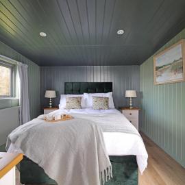 Luxurious Hut with Outdoor Bath & Sea Views，位于Gittisham的酒店