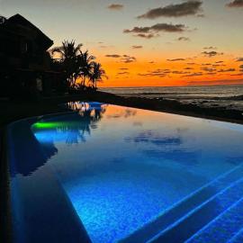 Waterfront condo in Magnificent Manzanillo Bay Troncones，位于特隆戈内斯的酒店
