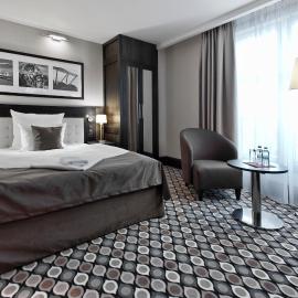 Red Baron Hotel & Restaurant，位于西维德尼察的酒店