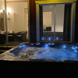 Cottage by the sea with sauna and jacuzzi，位于罗威萨的酒店