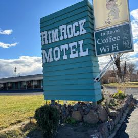 Rim Rock Motel，位于阿尔图拉斯的酒店
