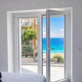Rebecca's Apartments - Central Anzio, Sea View & Private Parking，位于安齐奥的酒店
