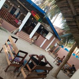 Dizzy Lizzies Beach House Resort,位于Kokrobite的酒店