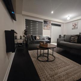 Elegant 3BR Kleinburg Townhouse Free Parking Wifi Full Kitchen Laundry Near Canadas Wonderland，位于沃恩的酒店