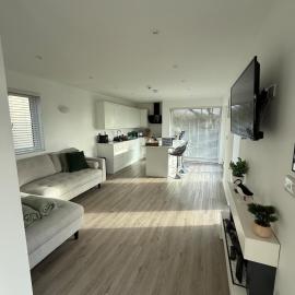 Lowern, Luxury Lodge with Hot Tub & Games Room Access，位于梅奈布里奇的酒店
