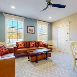 Work, Play & Stay! Apt Near Holyoke Medical Center，位于霍利奥克的酒店