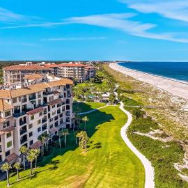 Oceanfront condo with panoramic views, shared pool, and private washer & dryer，位于费南迪纳比奇的酒店