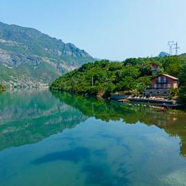 Borealis Guest House，位于Koman的酒店