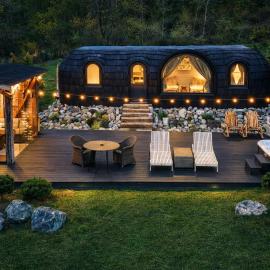 Friday Inn Igloo - Jacuzzi încălzit, Foișor cu încălzire infraroșu si videoproiector, Intimitate, Natură, Priveliște & Iaz - Escapadă romantică premium într-un tiny house unic în Romania - La doar o oră de București si 25 min de Sinaia，位于科马尔尼克的酒店