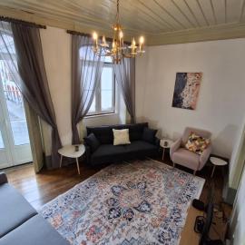 Casa da Maya - Historic Townhouse, N2 Stop and Nature Retreat，位于阿加尼尔的酒店