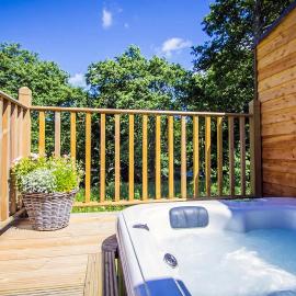 Riverside Hideaway for Two Hot Tub River Lochay，位于基林的酒店