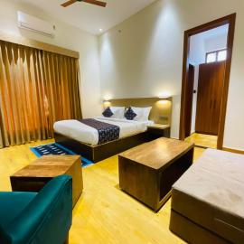 The Grand Fateh Resort and Spa，位于Thūr的酒店