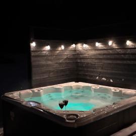 Charming Cottage Near Heatherhill With Jacuzzi，位于瓦伊比的酒店