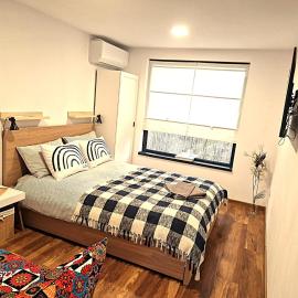 Georgia Tiny House - Hiperbara Livezeni Mures，位于Livezeni的酒店