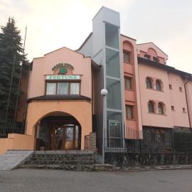 Green Hotel Fortuna，位于萨帕雷瓦巴尼亚的酒店