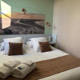 Logis Hôtel- Restaurant Le Relais Guillaume de Normandy-PARKING GRATUIT--VUE BAIE TERRASSE-CALME-BORNES ELECTRIQUE-LOCAL VELOS SÉCURISÉ，位于索姆河畔的圣瓦列里的酒店
